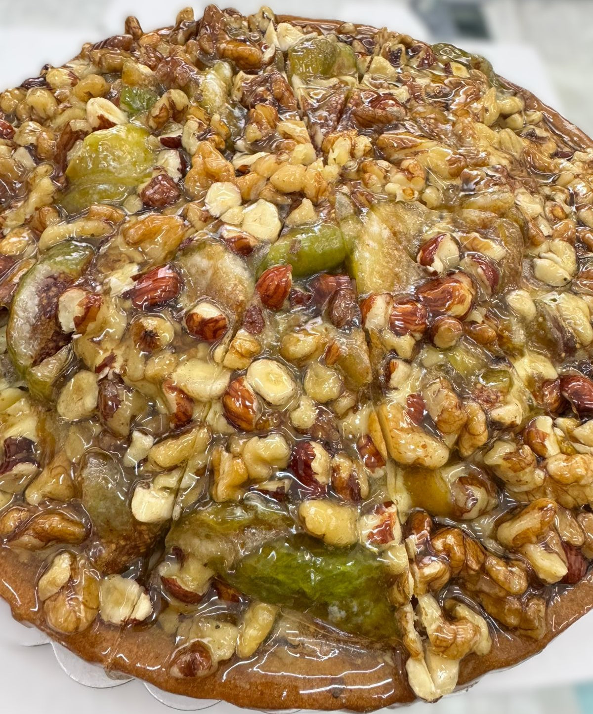 Tartă artizanală cu smochine verzi caramelizate și nuci – detaliu textură bogată, desert tradițional românesc