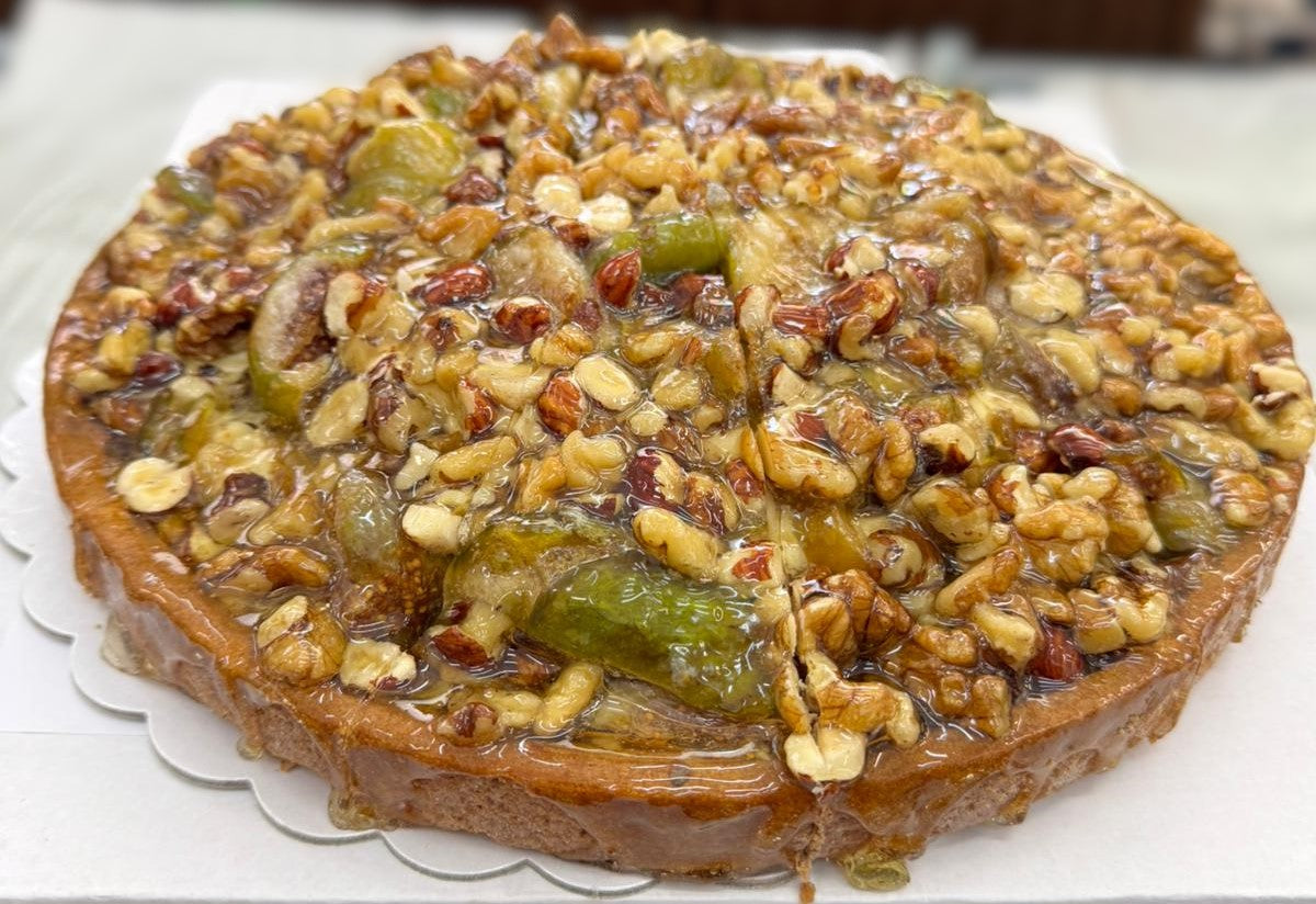Tartă artizanală cu smochine verzi caramelizate și nuci – desert tradițional românesc, vedere de sus