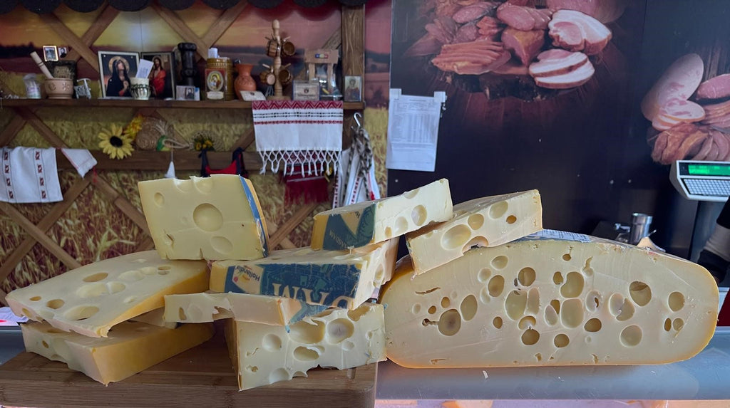 Felie de Maasdam olandez, textură elastică și catifelată, ideal pentru platouri și sandvișuri gourmet