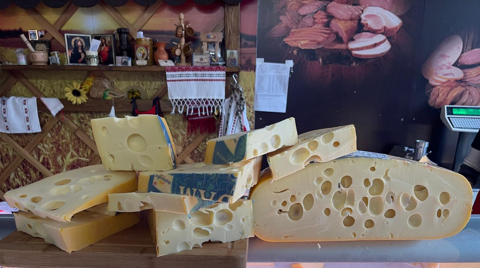 Felie de Maasdam olandez, textură elastică și catifelată, ideal pentru platouri și sandvișuri gourmet
